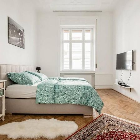 Oktober 6/8 Apartment Budapest Bagian luar foto