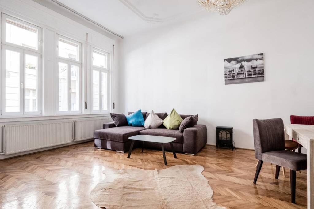 Oktober 6/8 Apartment Budapest Bagian luar foto