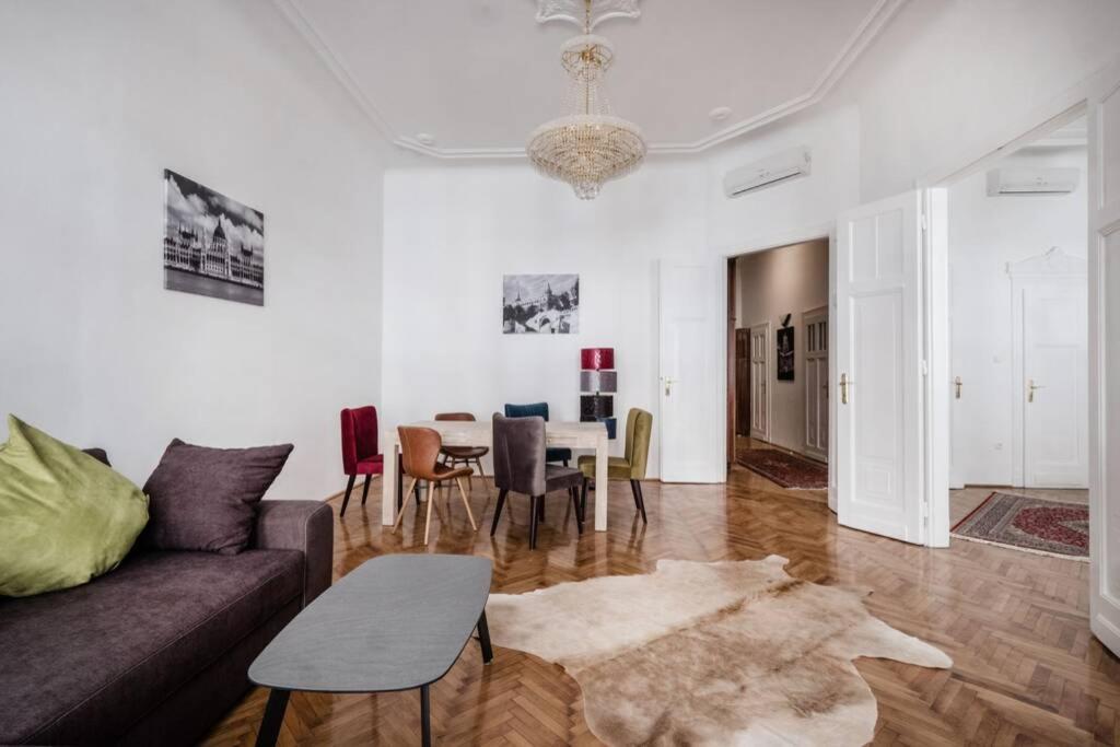 Oktober 6/8 Apartment Budapest Bagian luar foto