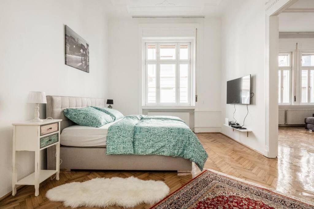Oktober 6/8 Apartment Budapest Bagian luar foto